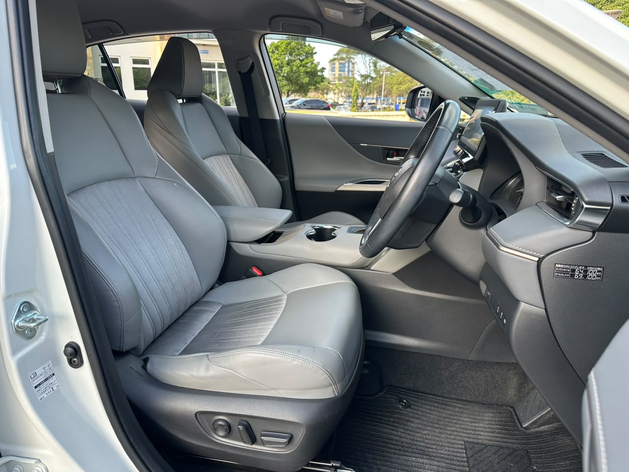 Toyota Harrier thumbnail 6